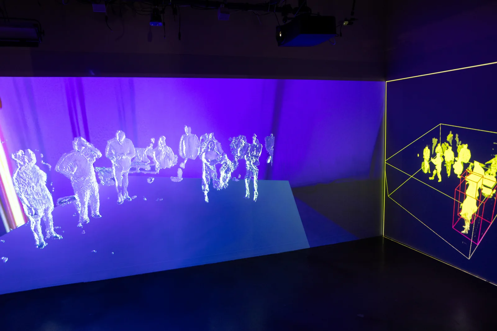 Nuages de points fusionnés d'un groupe de personnes, projetés sur les murs du studio immersif par Carto